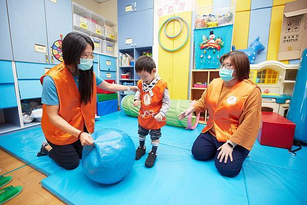 阿鈞(中)原本不會走路，到現在會站立，讓人欣慰。