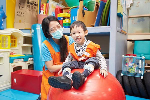 阿鈞笑得非常燦爛。