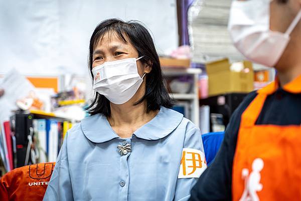 小銍的媽媽欣慰地說，畢業後小銍都能自己安排自己的生活