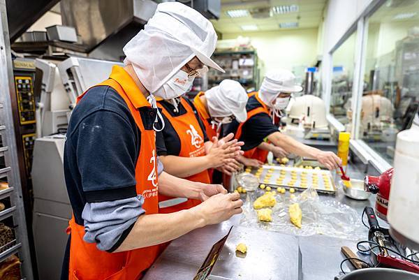 伊甸烘焙庇護工場員工正在製作糕餅